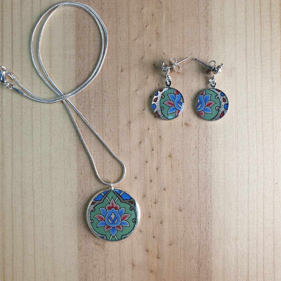 Boucles d'oreille enluminées fleur et arabesque vert/argenté/bleu/rosé