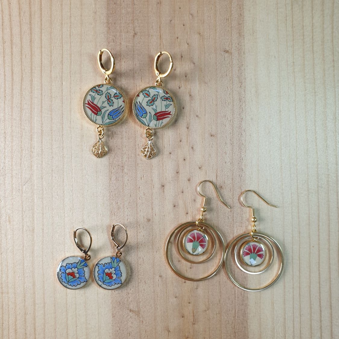 Boucles d'oreille pendantes oeillet rouge