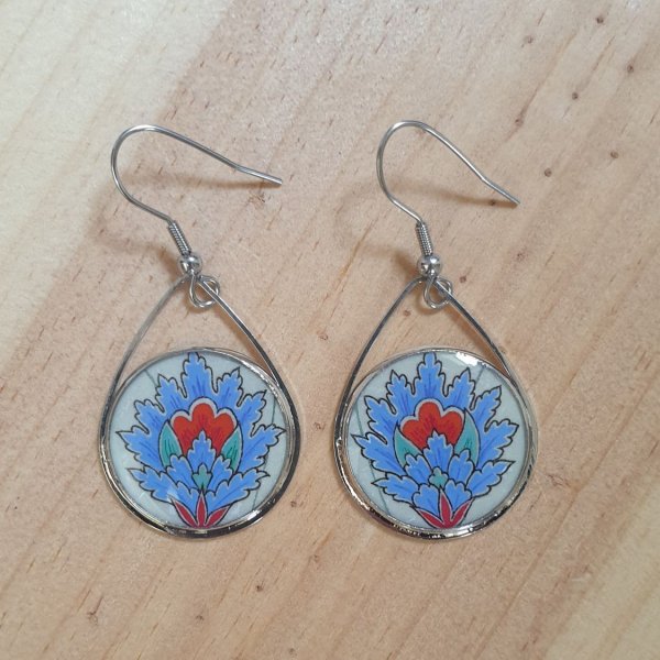 Boucles d'oreille pendantes enluminées fleur orientale bleue