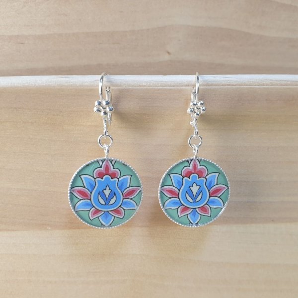 Boucles d'oreille pendantes enluminées fleur vert/bleu/rosé