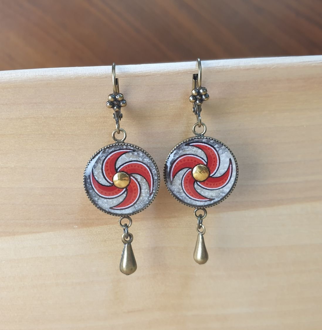 Boucles d'oreille pendantes enluminées spirale rouge