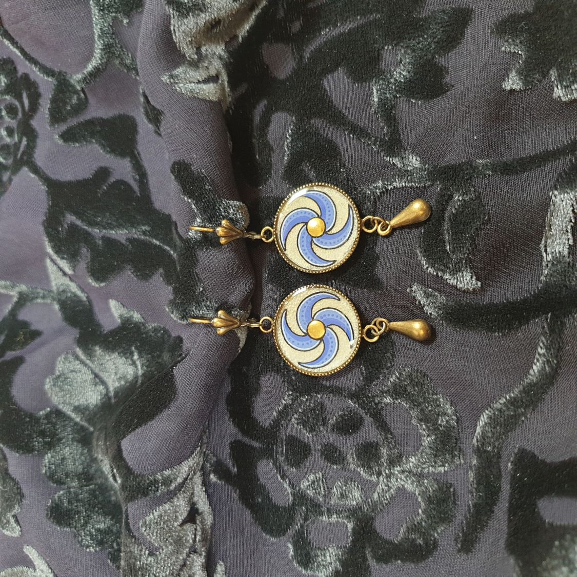 Boucles d'oreille pendantes enluminées spirale bleue