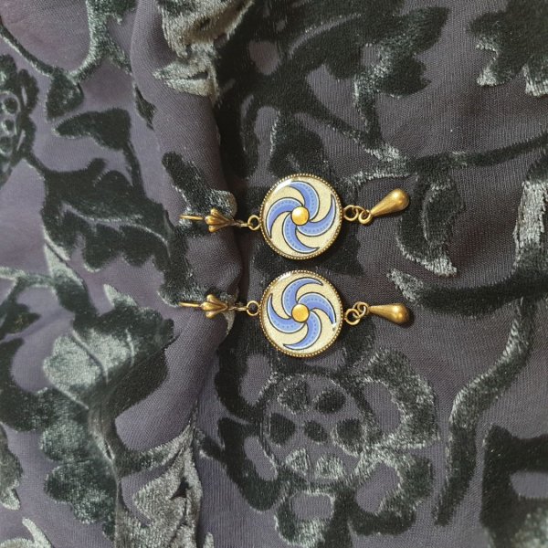 Boucles d'oreille pendantes enluminées spirale bleue
