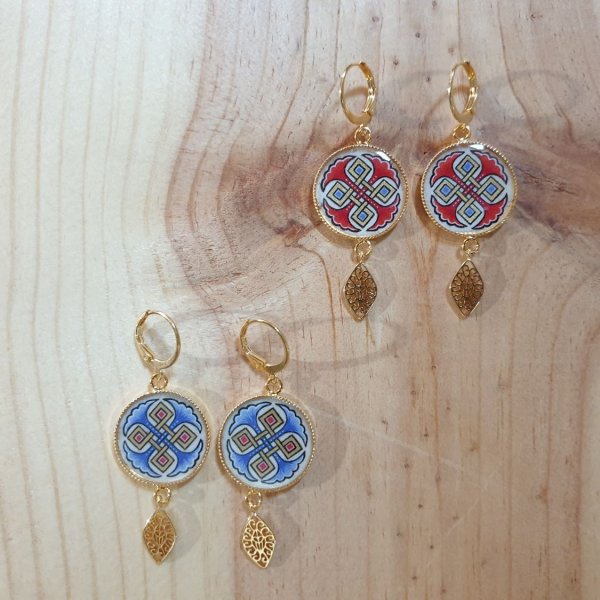 Boucles d'oreille pendantes enluminées Palmettes rouges ou bleues et Entrelacs or