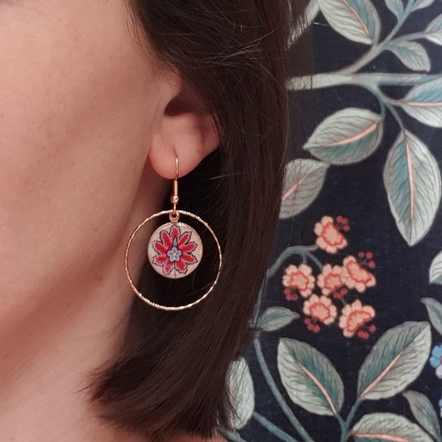 Boucles d'oreille pendantes enluminées fleur orientale rouge