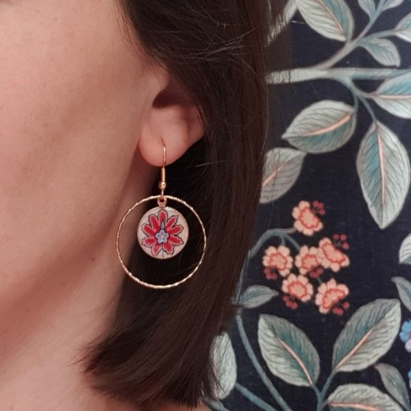 Boucles d'oreille pendantes enluminées fleur orientale rouge