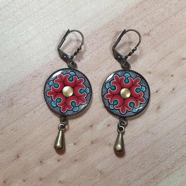 Boucles d'oreille pendantes enluminées fleur romane
