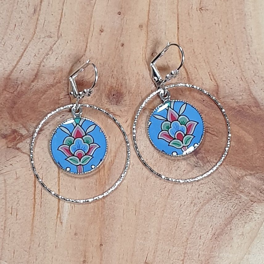 Boucles d'oreille pendantes enluminées fleur et arabesques bleu/argenté/vert/rosé