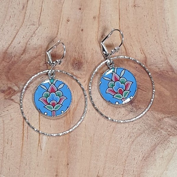 Boucles d'oreille pendantes enluminées fleur et arabesques bleu/argenté/vert/rosé