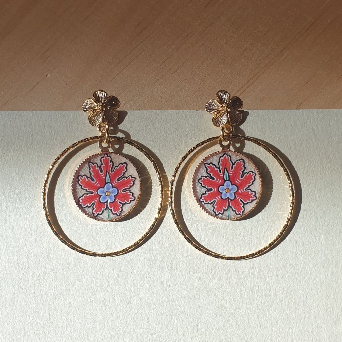Boucles d'oreille pendantes fleur orientale rouge