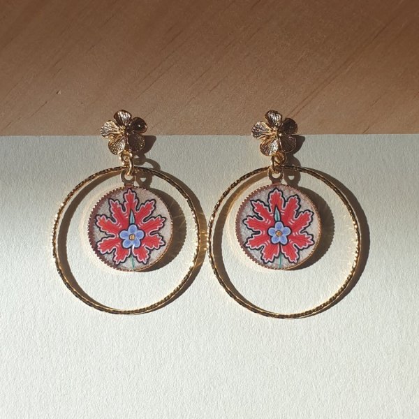 Boucles d'oreille pendantes enluminées fleur orientale rouge