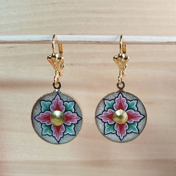 Boucles d'oreille pendantes enluminées printanières fleur rose ou bleue