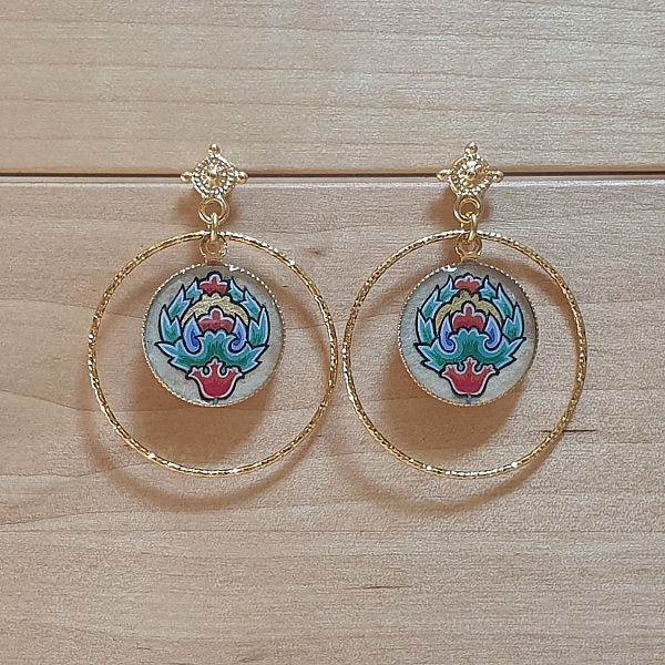 Boucles d'oreille pendantes enlumin&eacute;es fleur orientale