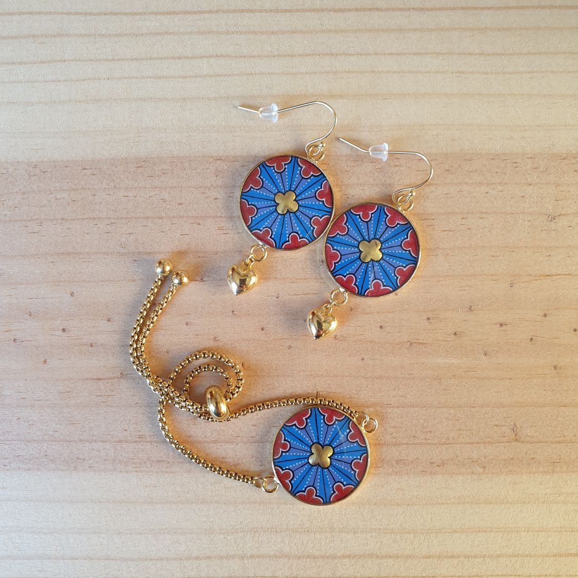 Boucles d'oreille pendantes enluminées rosace gothique