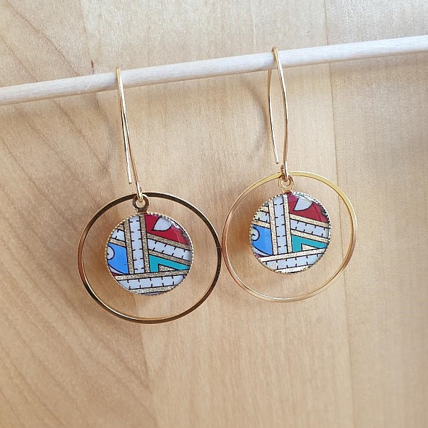 Boucles d'oreille pendantes enlumin&eacute;es dor&eacute;/rouge/bleu/vert