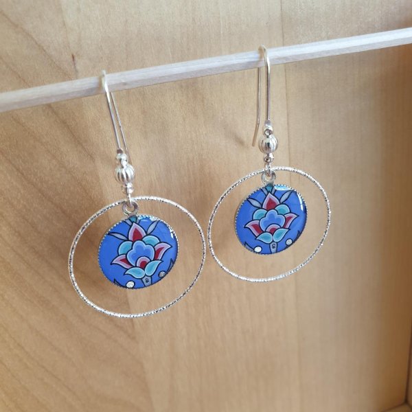 Boucles d'oreille pendantes enlumin&eacute;es fleur sur fond bleu
