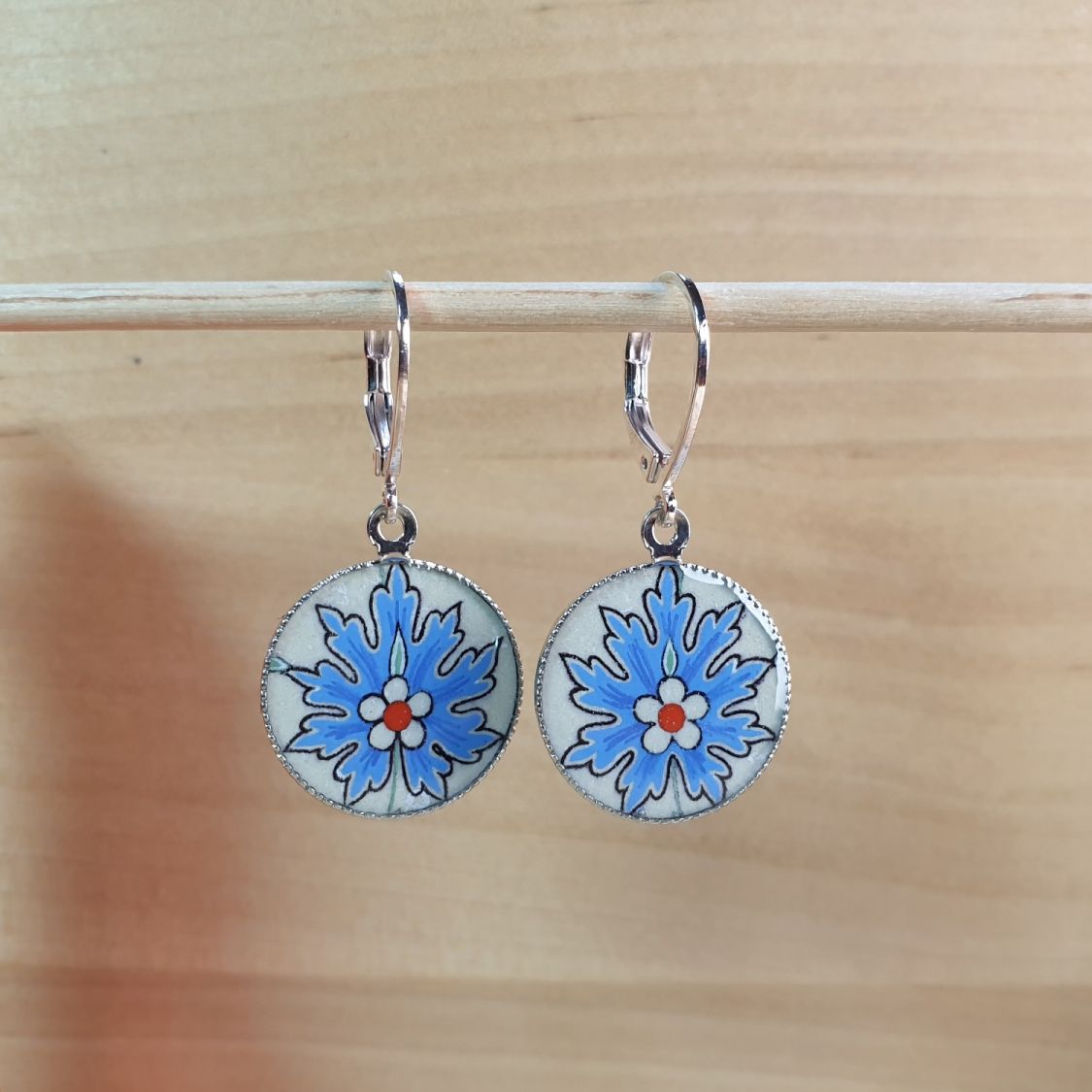 Boucles d'oreille pendantes enluminées fleur orientale bleue