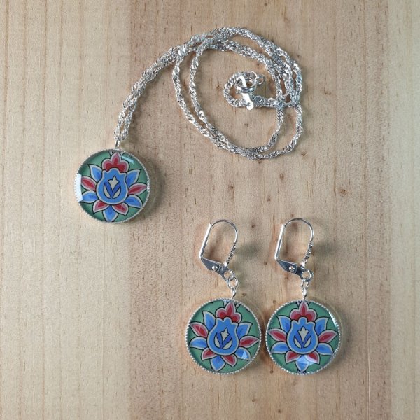 Boucles d'oreille pendantes enluminées fleur vert/bleu/rosé
