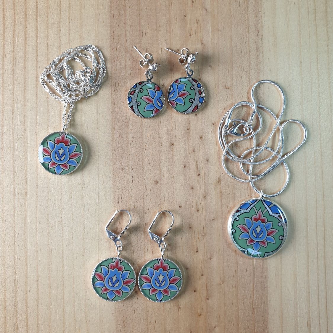 Boucles d'oreille enluminées fleur et arabesque vert/argenté/bleu/rosé