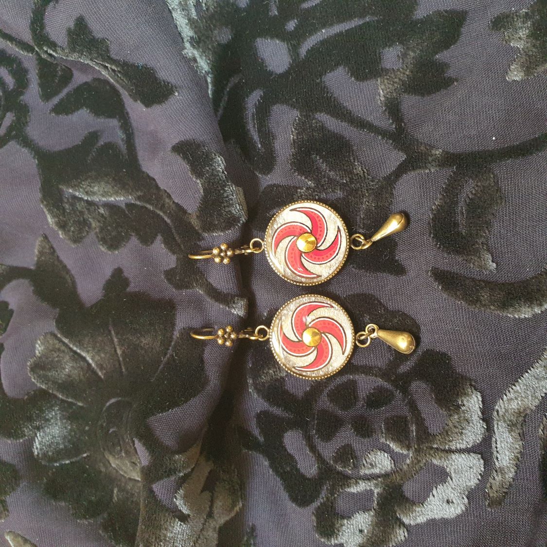 Boucles d'oreille pendantes enluminées spirale rouge