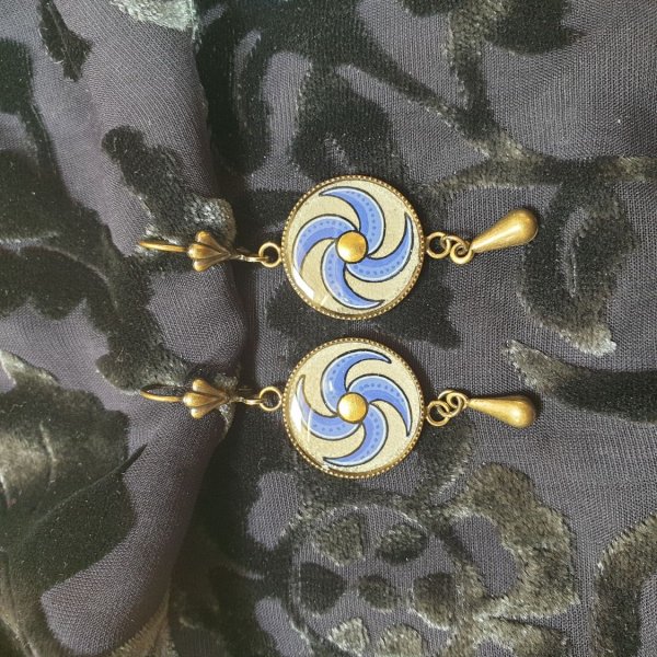 Boucles d'oreille pendantes enluminées spirale bleue