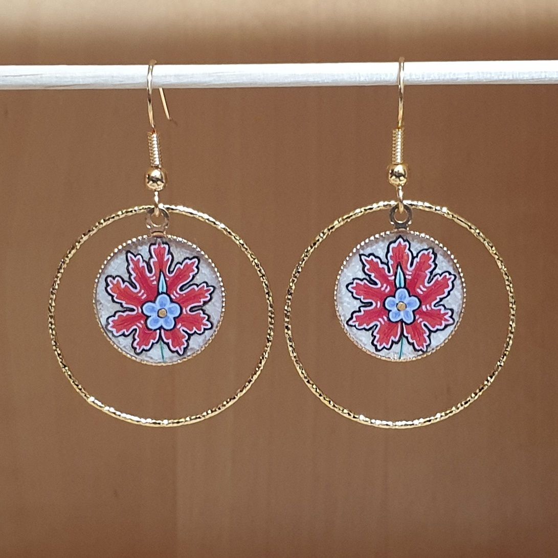 Boucles d'oreille pendantes enluminées fleur orientale rouge