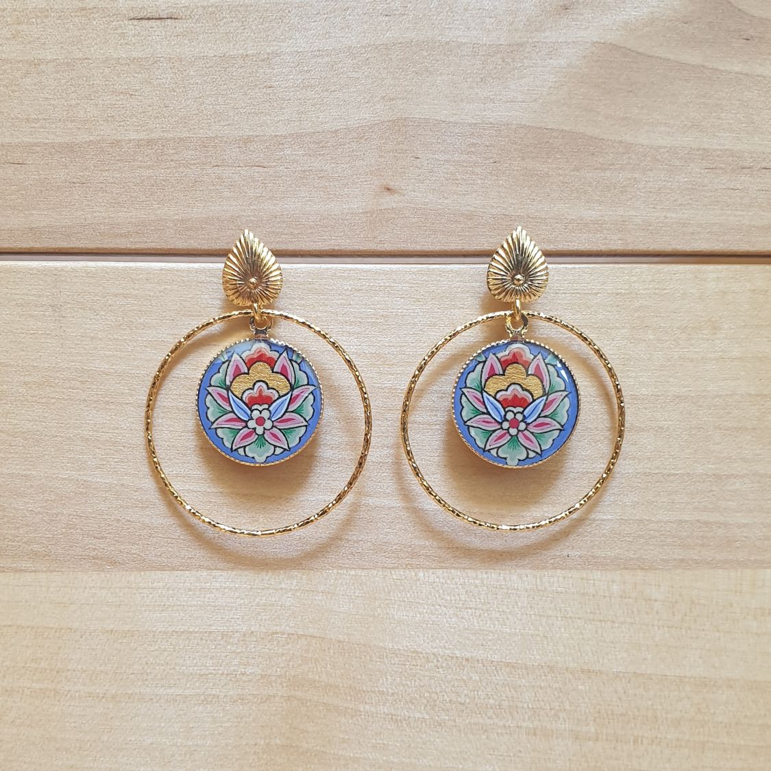 Boucles d'oreille pendantes enluminées fleur orientale fond bleu