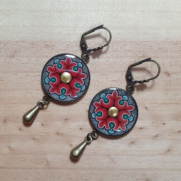 Boucles d'oreille pendantes enluminées fleur romane