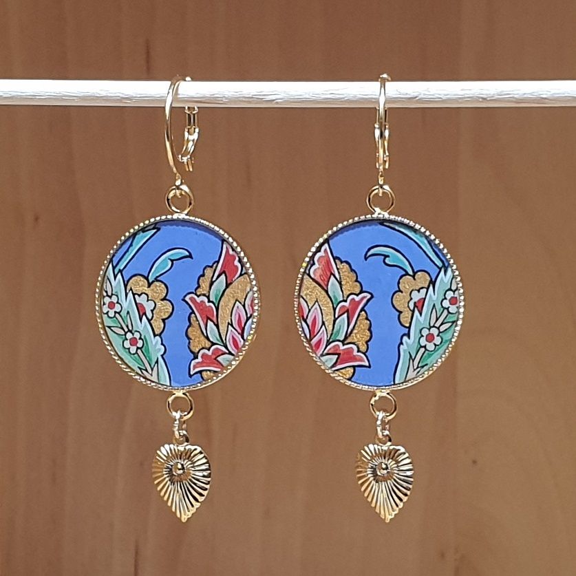 Boucles d'oreille pendantes enluminées fleur orientale fond bleu