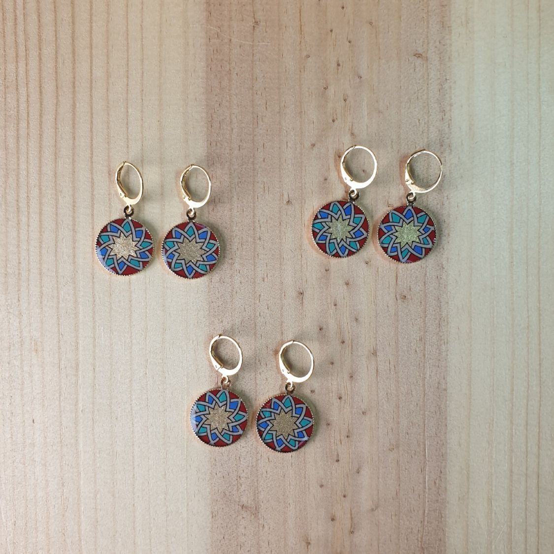 Boucles d'oreille pendantes enluminées rosace doré/rouge/bleu/vert