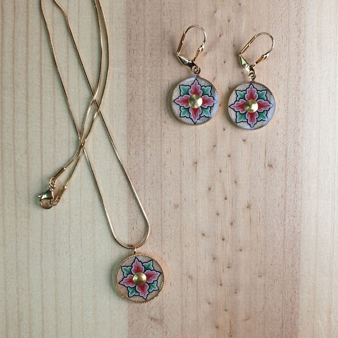 Boucles d'oreille pendantes enluminées printanières fleur rose ou bleue