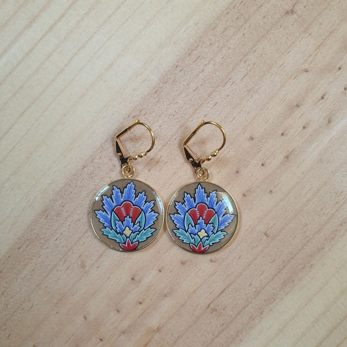 Boucles d'oreille pendantes fleur orientale bleue