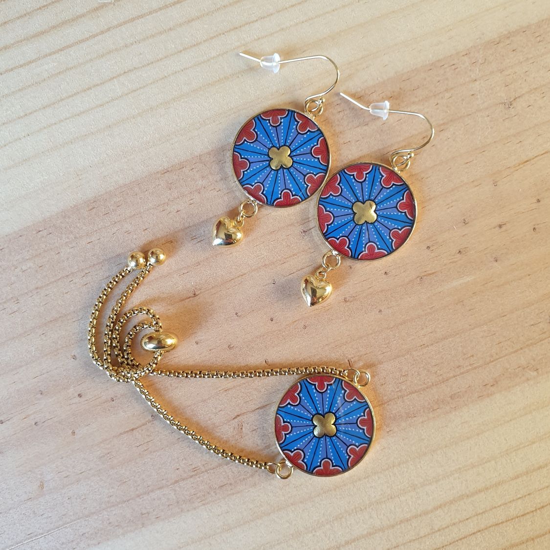 Boucles d'oreille pendantes enluminées rosace gothique