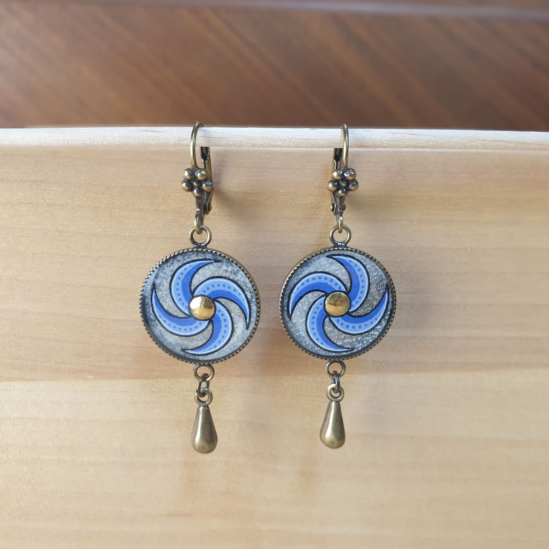 Boucles d'oreille pendantes enluminées spirale bleue