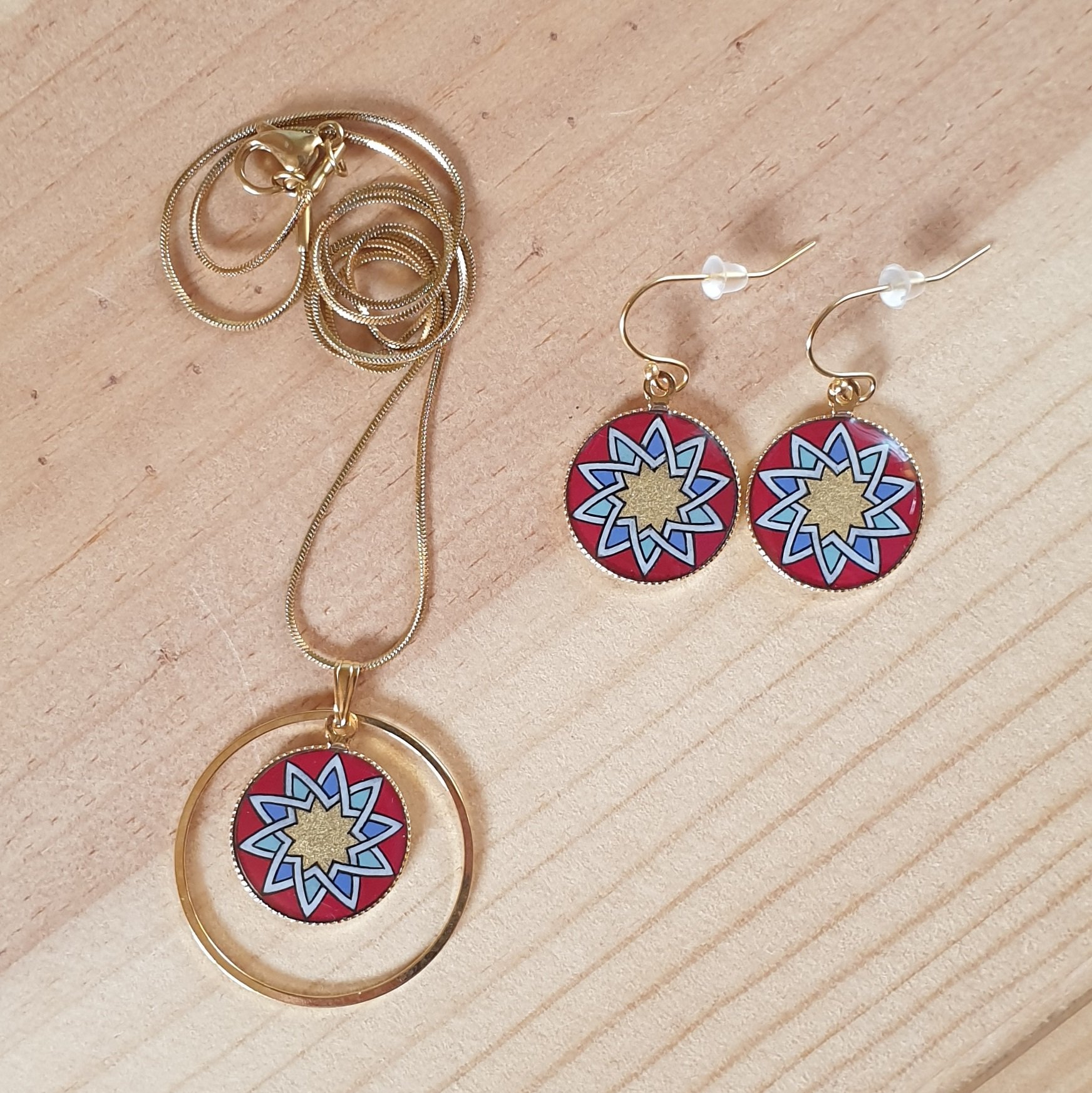 Boucles d'oreille rosace dor&eacute;/rouge/bleu/vert