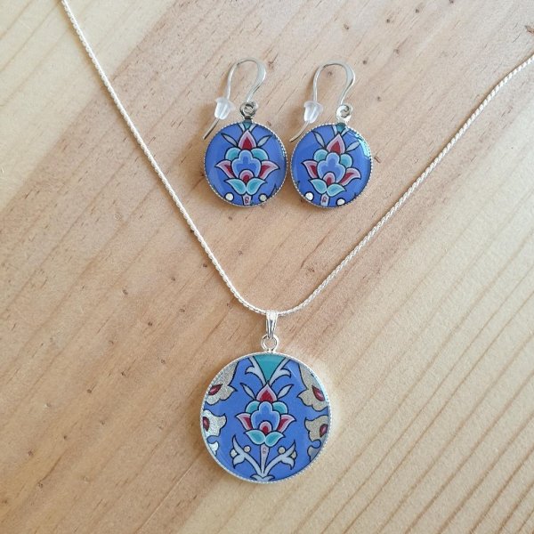 Boucles d'oreille pendantes enlumin&eacute;es fleur sur fond bleu