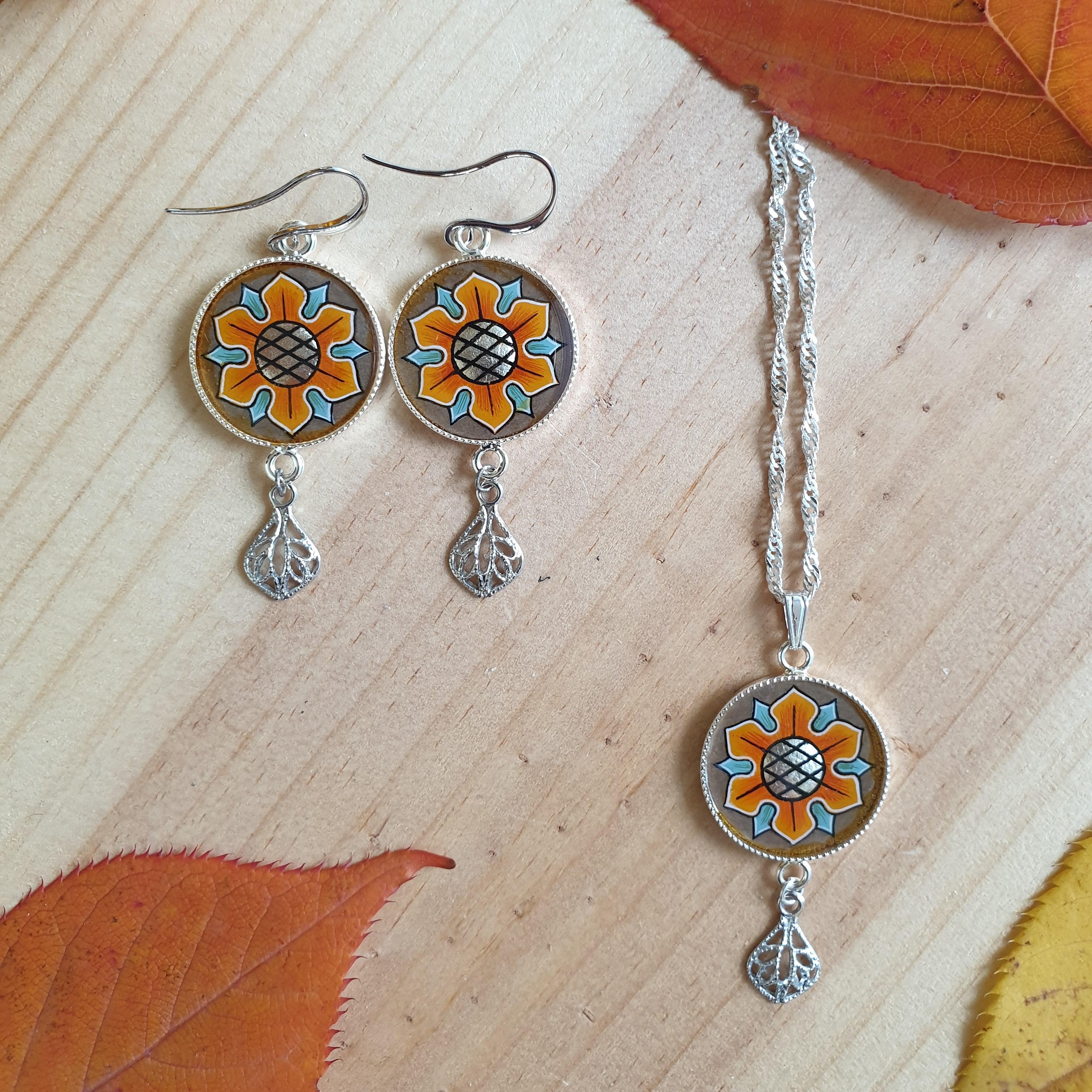 Boucles d'oreille pendantes enlumin&eacute;es aux couleurs de l'automne