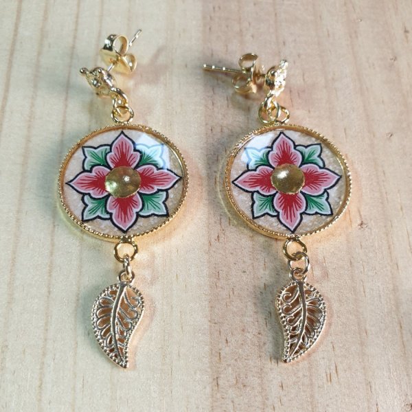 Boucles d'oreille pendantes enluminées printanières fleur rose ou bleue