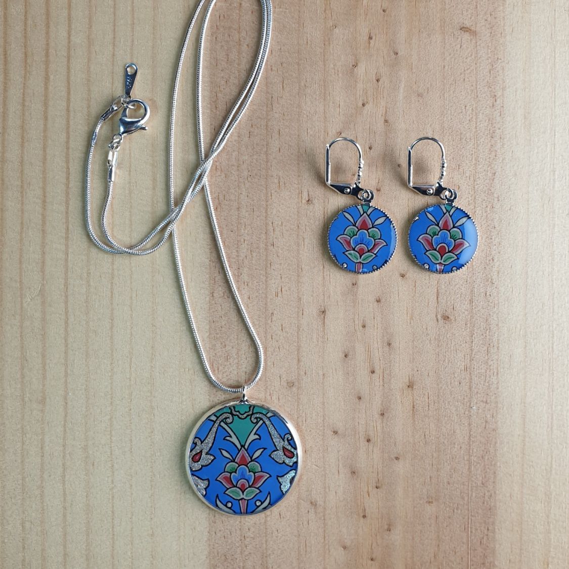 Boucles d'oreille pendantes enluminées fleur et arabesques bleu/argenté/vert/rosé