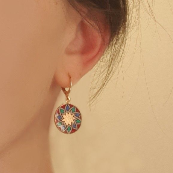 Boucles d'oreille pendantes enluminées rosace doré/rouge/bleu/vert