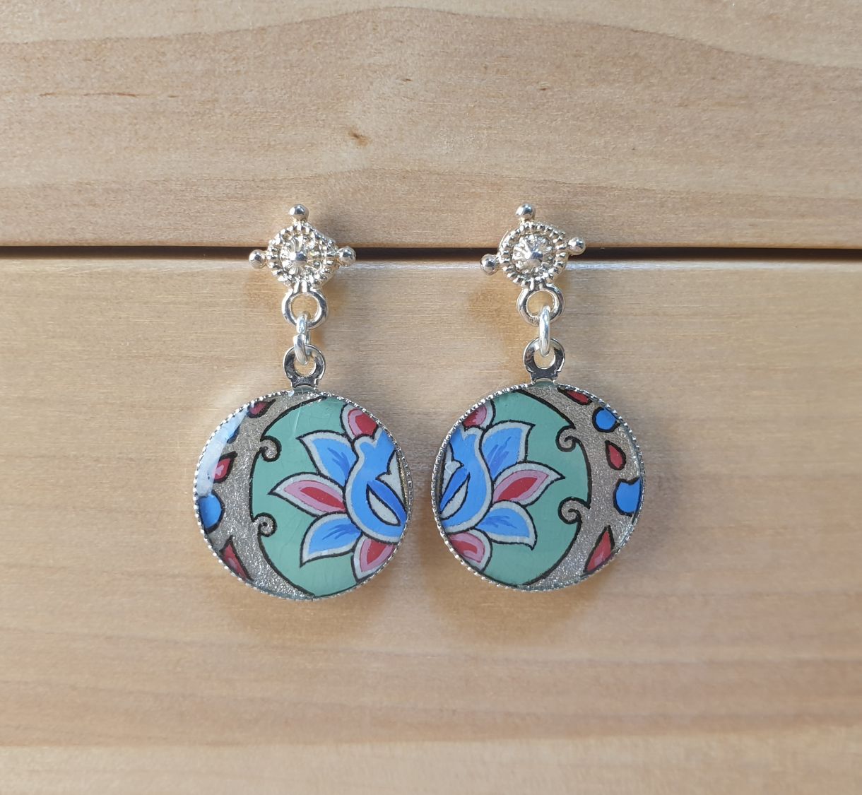 Boucles d'oreille enluminées fleur et arabesque vert/argenté/bleu/rosé