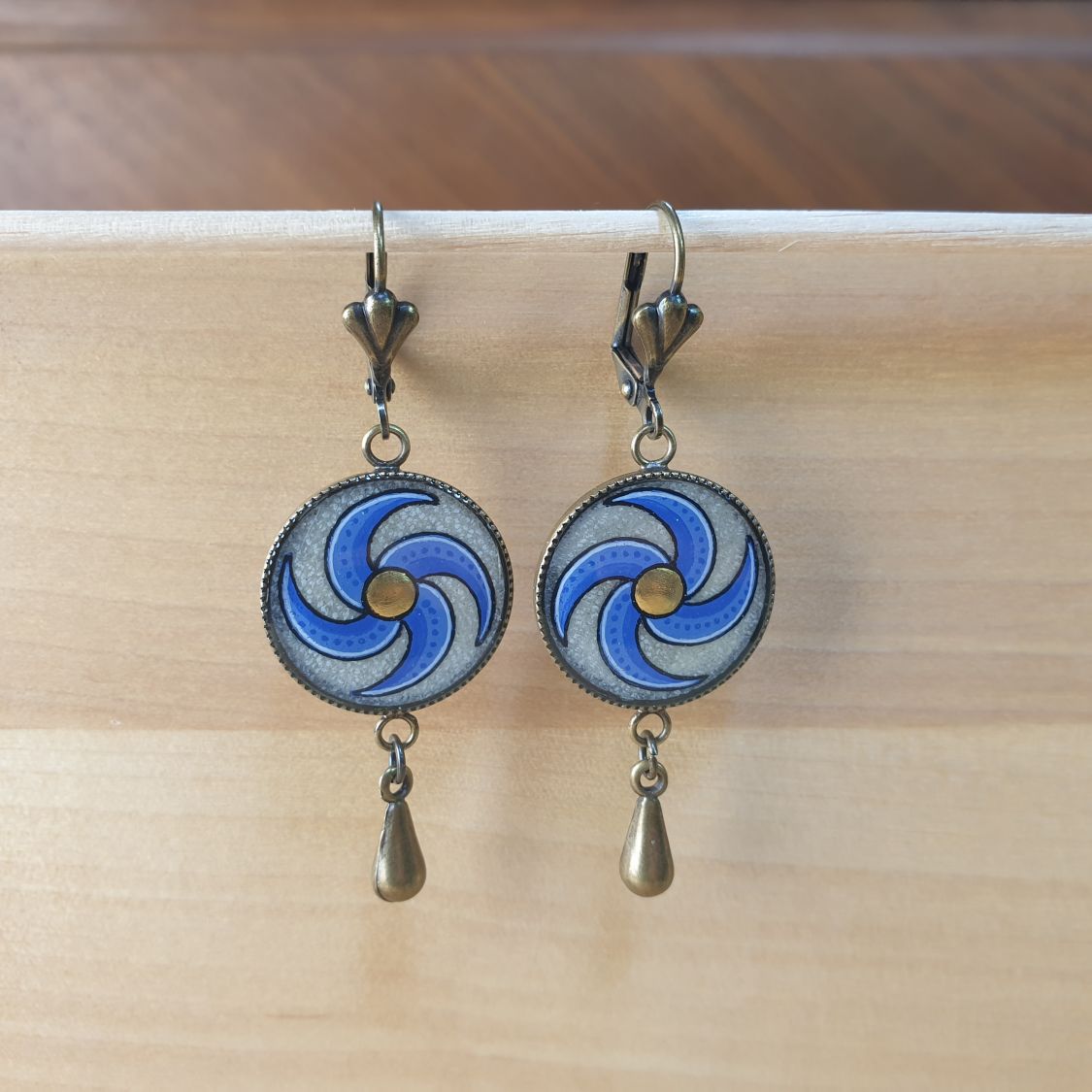 Boucles d'oreille pendantes enluminées spirale bleue