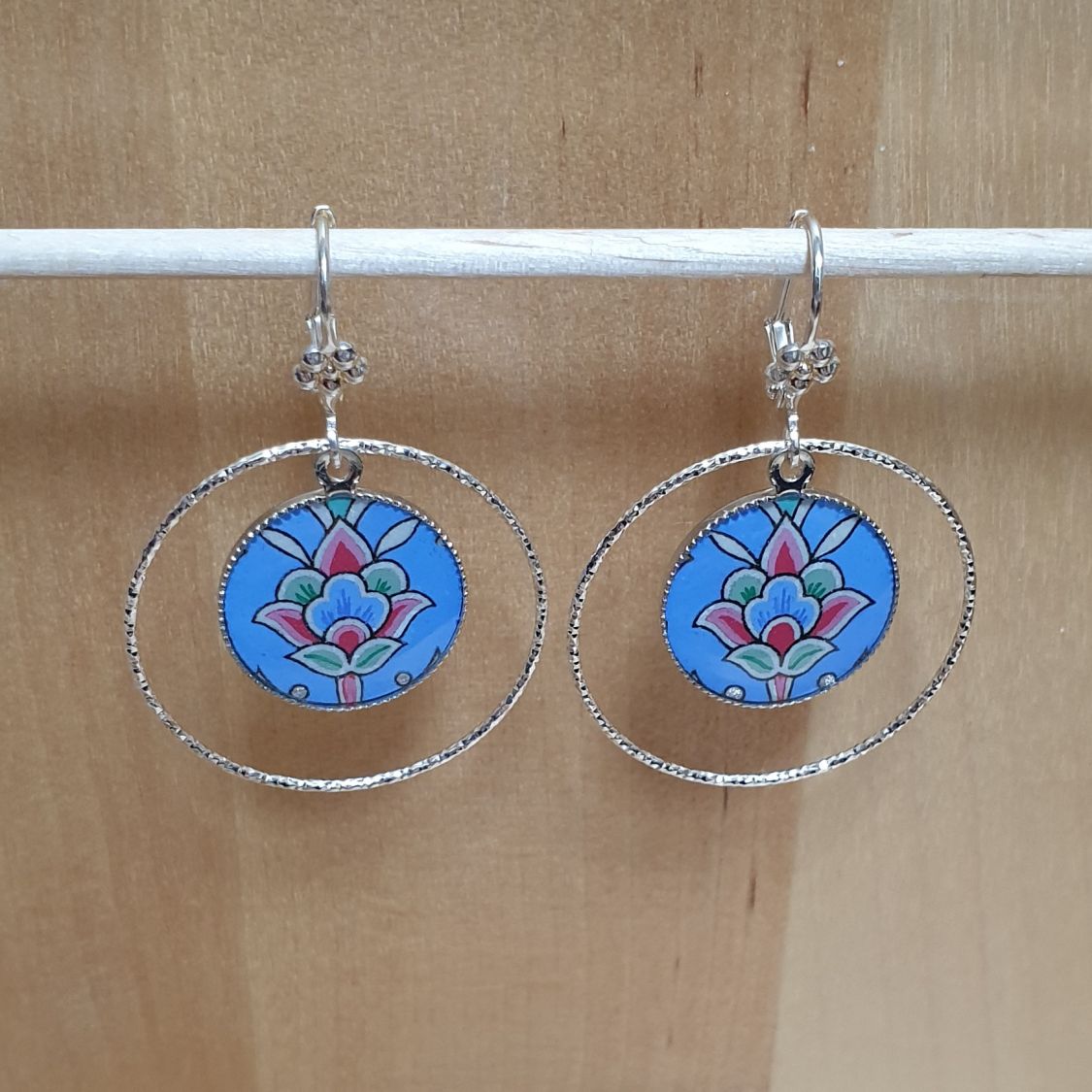 Boucles d'oreille pendantes enluminées fleur et arabesques bleu/argenté/vert/rosé