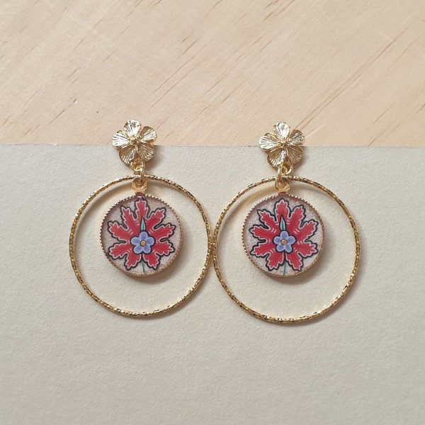 Boucles d'oreille pendantes enluminées fleur orientale rouge