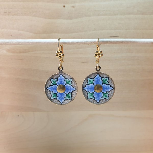 Boucles d'oreille pendantes enluminées printanières fleur rose ou bleue