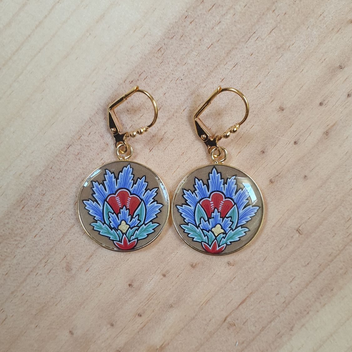 Boucles d'oreille pendantes fleur orientale bleue