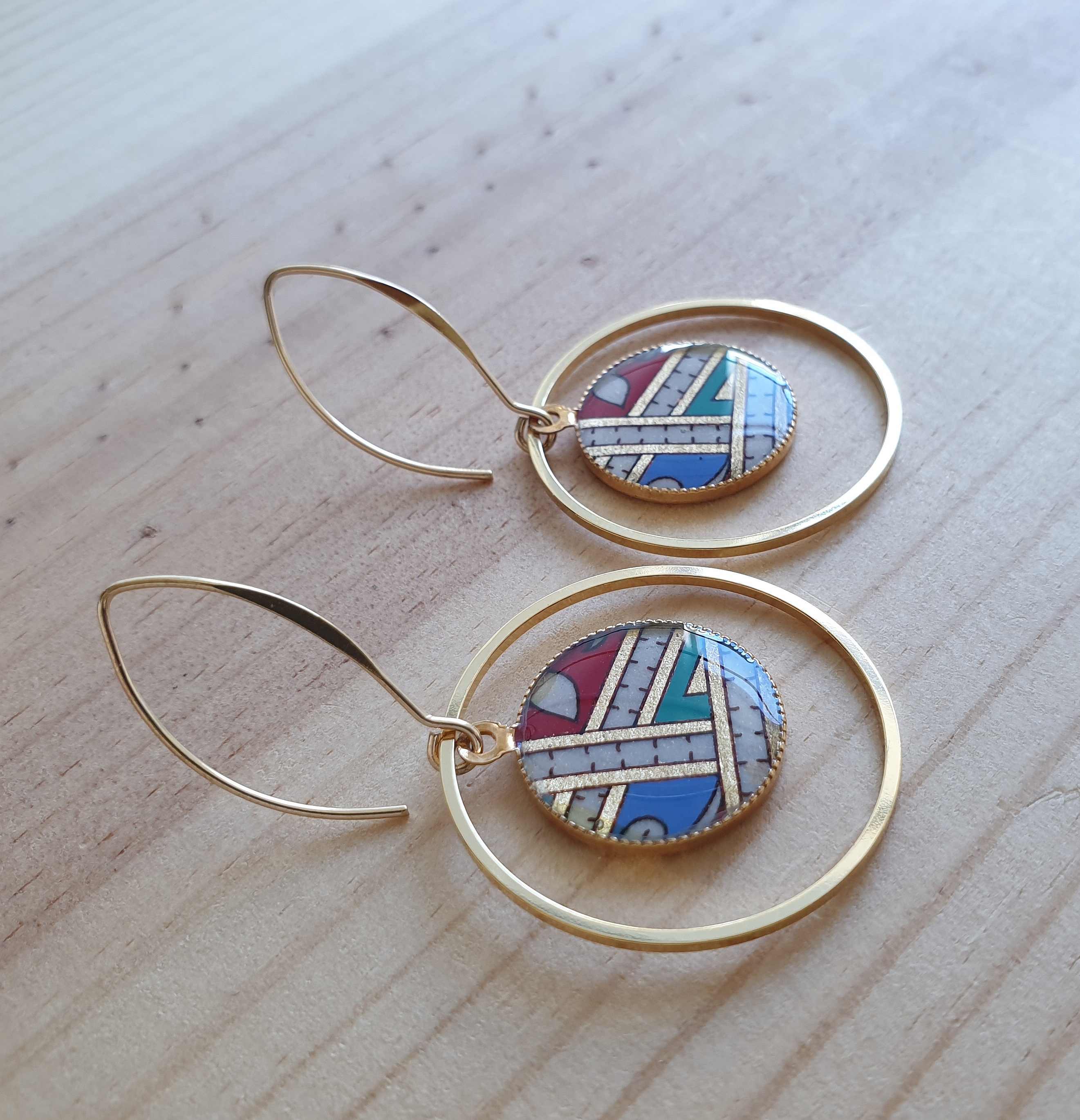 Boucles d'oreille pendantes enlumin&eacute;es dor&eacute;/rouge/bleu/vert