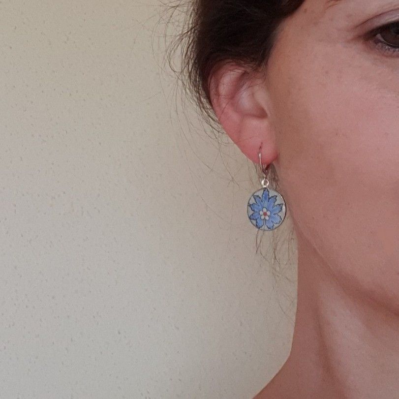 Boucles d'oreille pendantes fleur orientale bleue