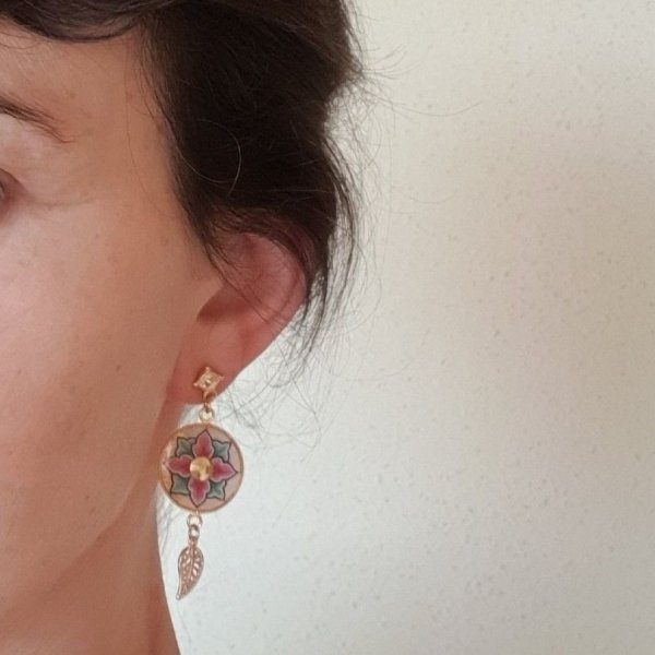Boucles d'oreille pendantes enluminées printanières fleur rose ou bleue