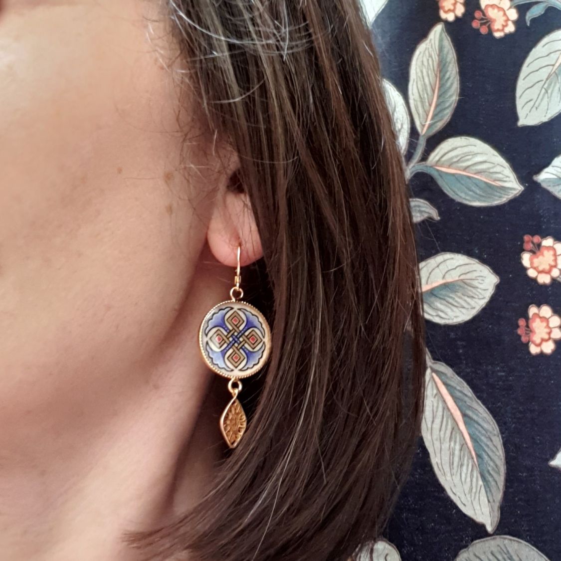 Boucles d'oreille pendantes enluminées Palmettes rouges ou bleues et Entrelacs or